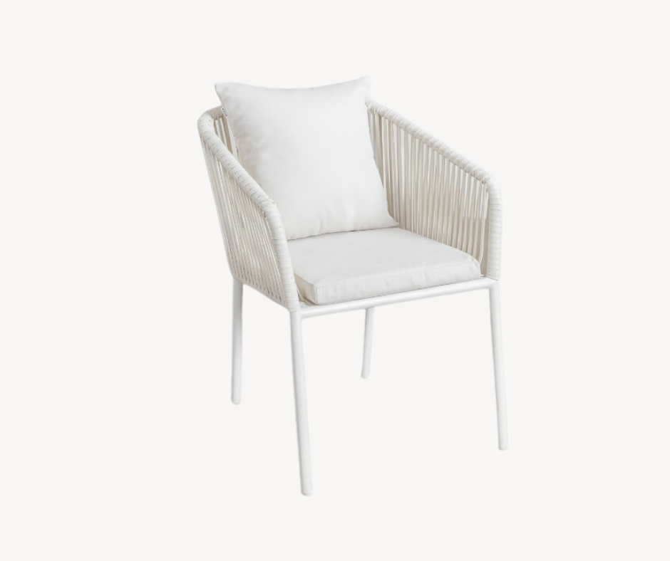 Pacote com 4 cadeiras de jardim clássicas, cor branca Gardenia. 