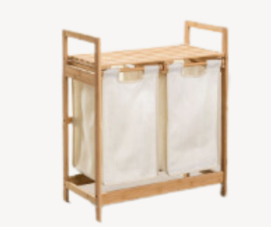 Cesto de roupa de bambu branco. 