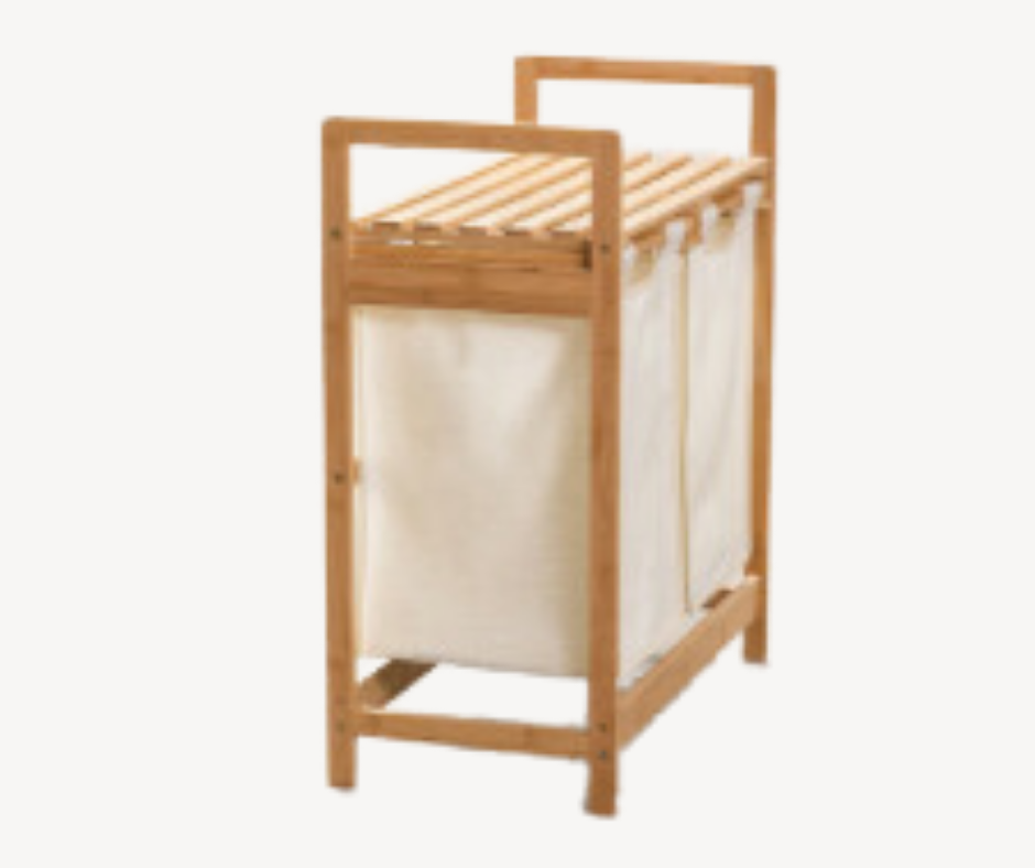 Cesto de roupa de bambu branco. 