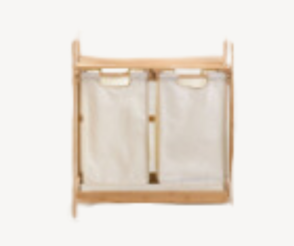 Cesto de roupa de bambu branco. 