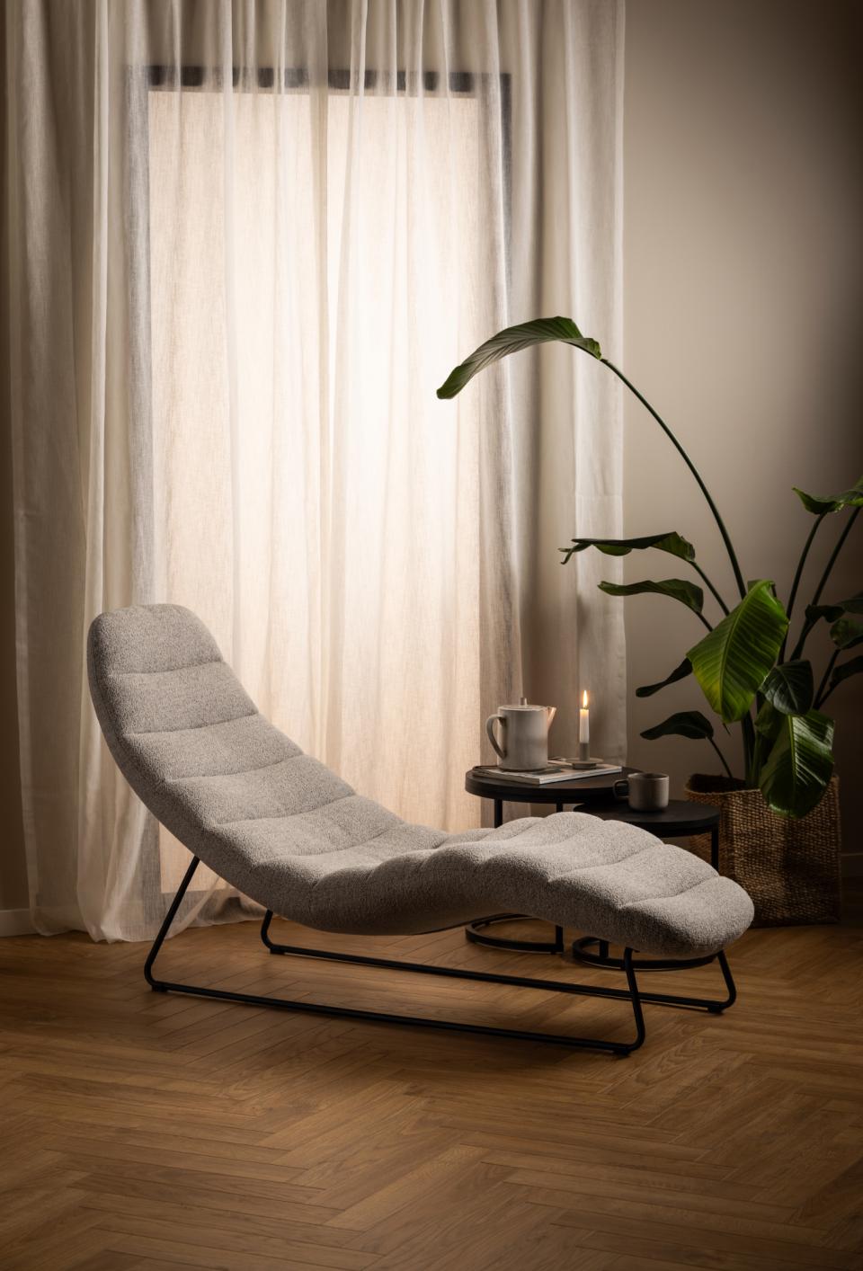 Chaplin chaise longue, Monza fabric beige 60, base matt black rough powder coated steel, with horizontal stitchings, 63x156x86 cm